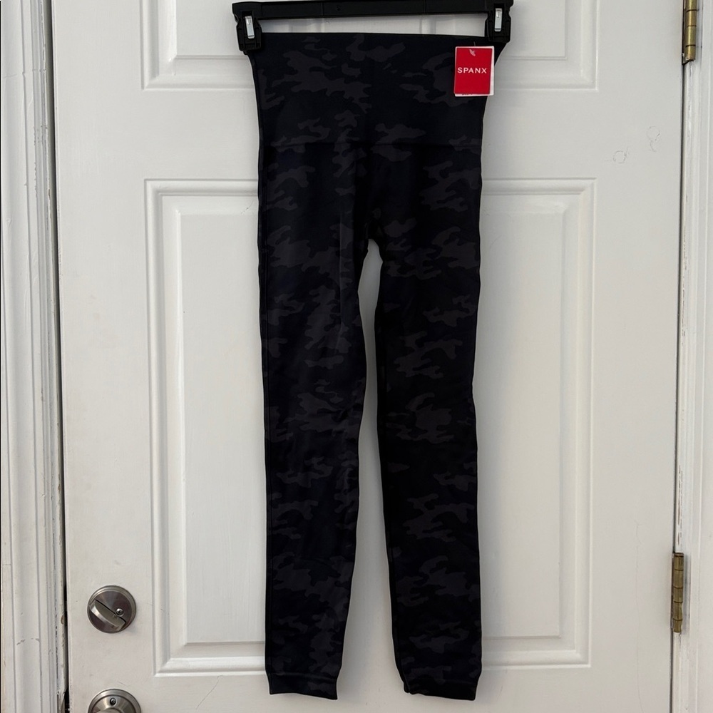 NEW Spanx ecocare black camo leggings sz medium - Picture 2 of 6